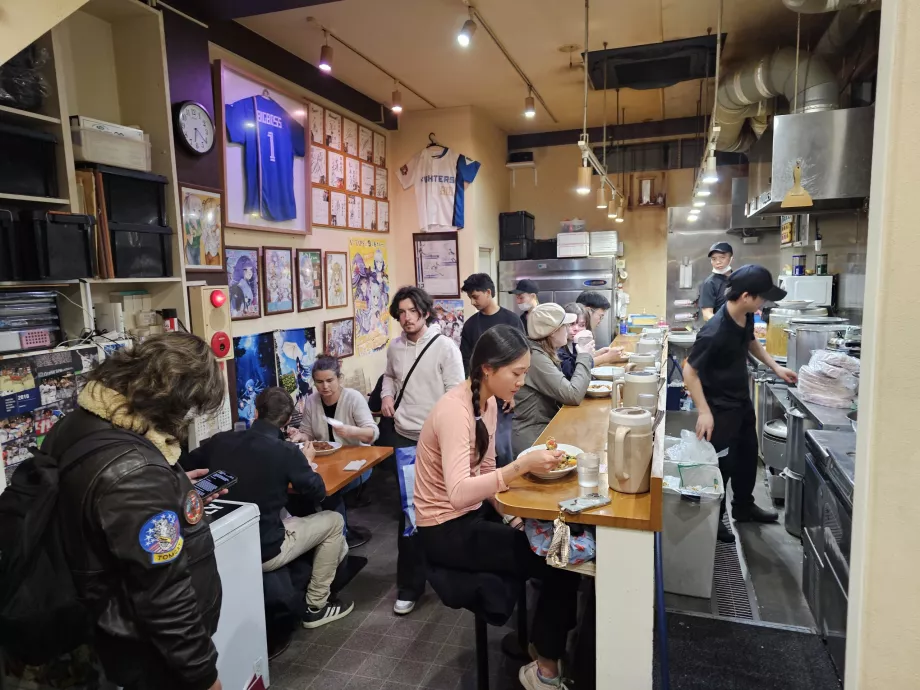 Хиноя Къри, интериор