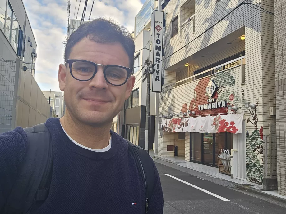 Аз пред хотел Tomariya