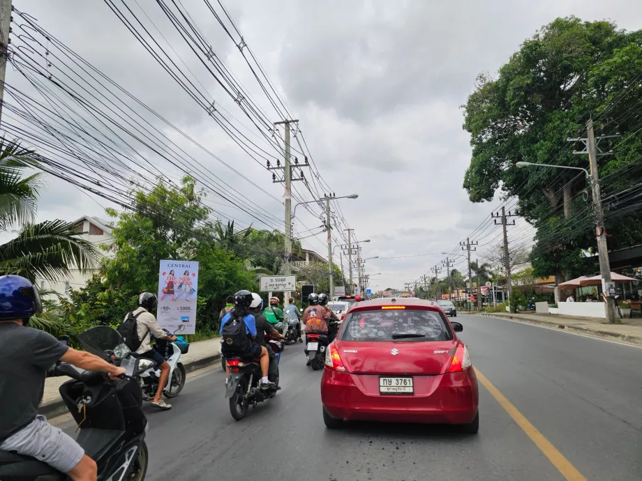 Движение по главния път около острова