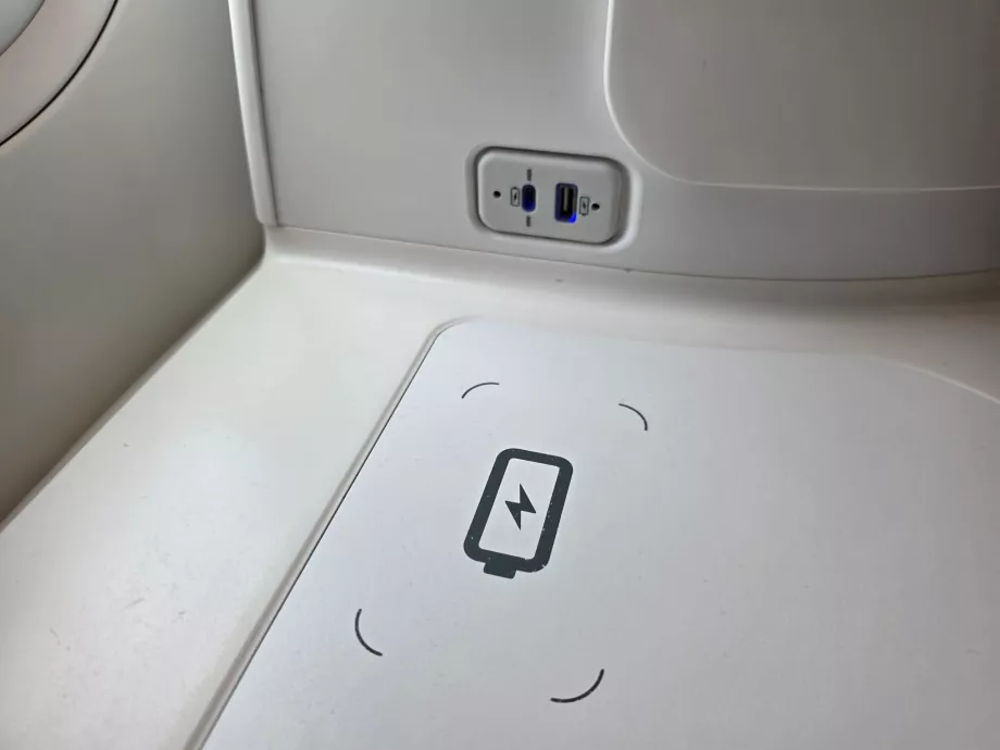 Безжично зареждане и USB портове