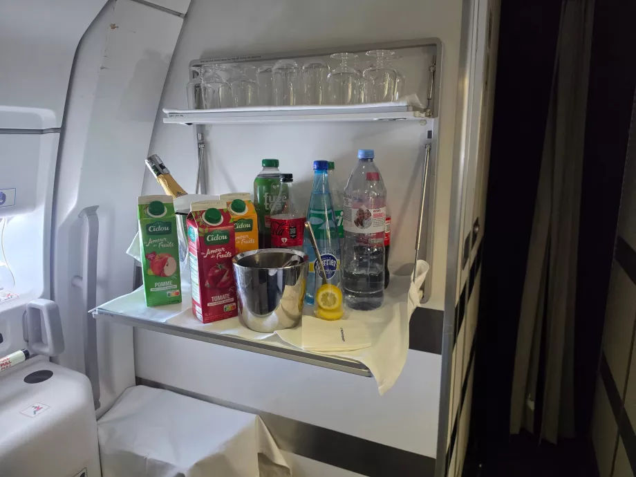 Напитки, предлагани в бордовата кухня по време на полета