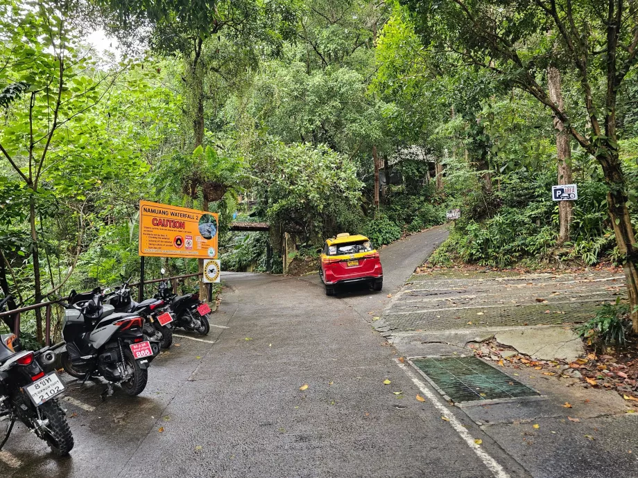 Паркинг за автомобили и скутери