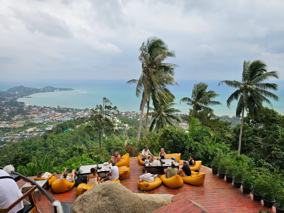 Ресторант в Overlap Stone 2