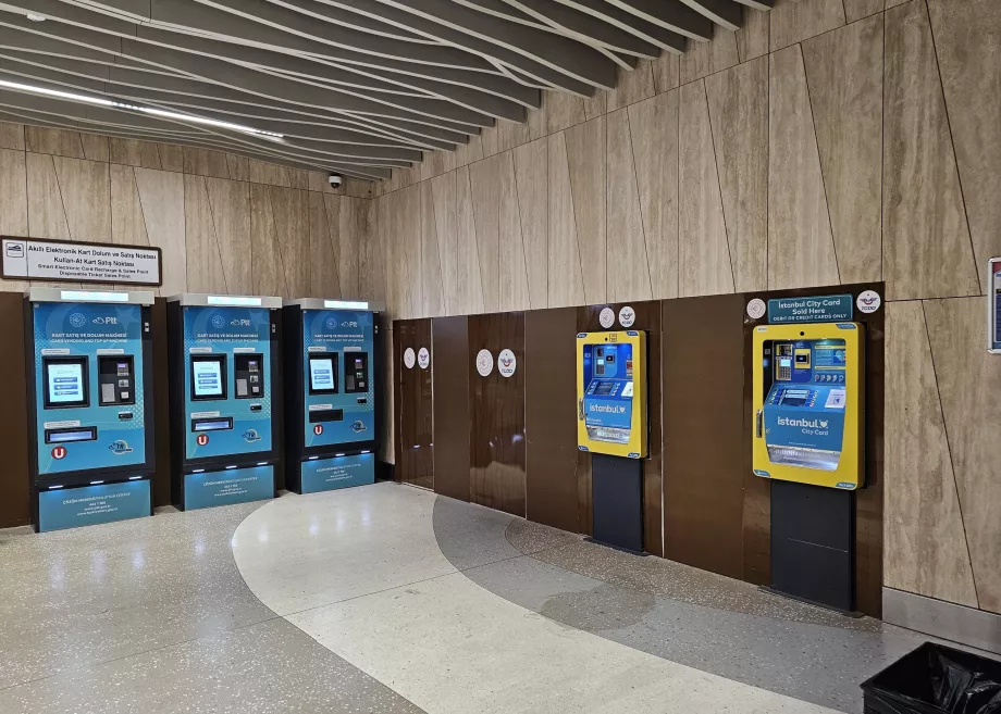 Автомати за билети в метрото. Жълти за Istanbulkart, сини за карти PTT