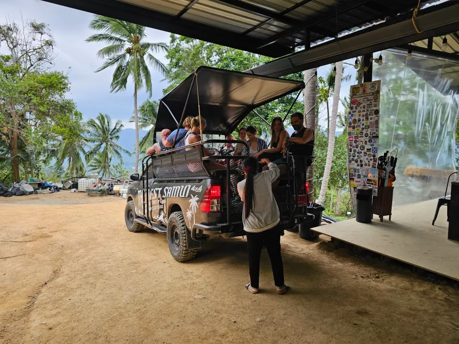 Транспортни джипове до Overlap Stone 2