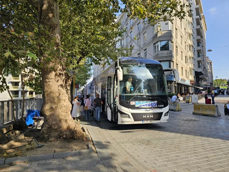 Хавабус по посока от летище Sabiha Gokcen Airport към площад Taksim