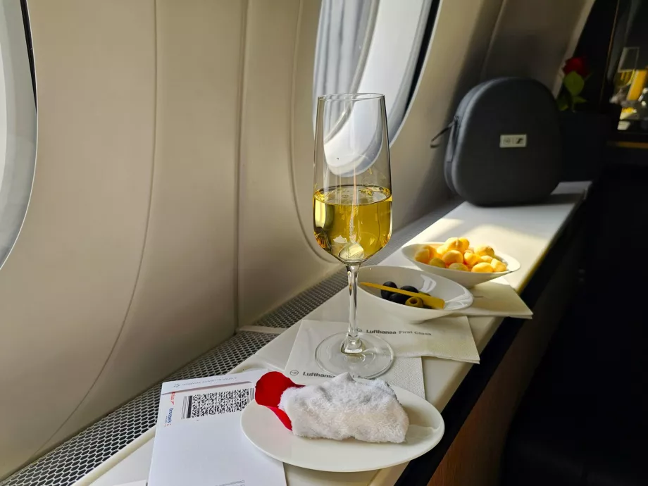 Напитка за добре дошли, ядки макадамия и маслини