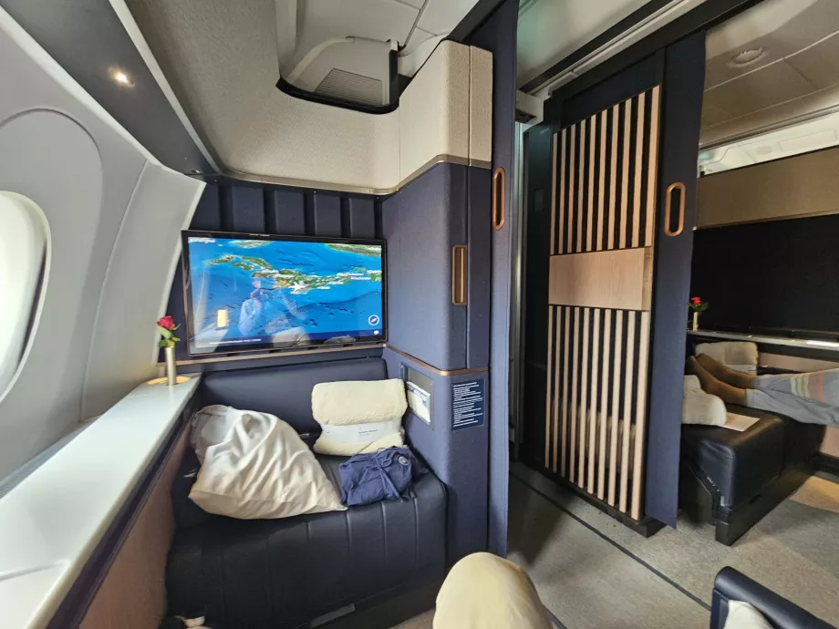 Изглед към алеята и съседния двоен апартамент 1D/1E - отворена врата