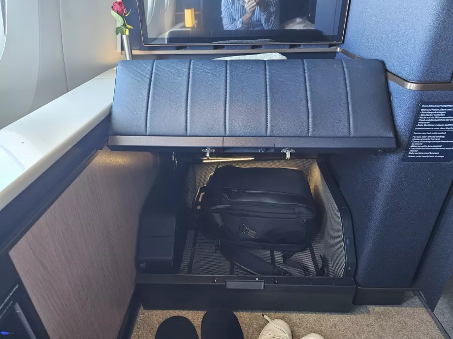 Място за съхранение в подложката за крака