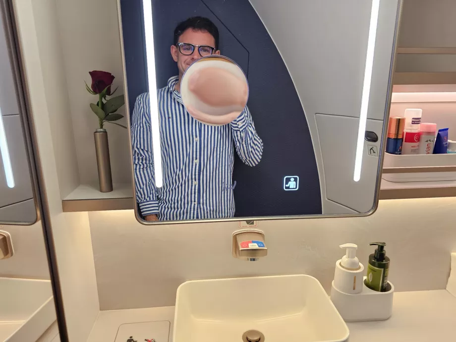 Аз в тоалетната за пътници в първа класа