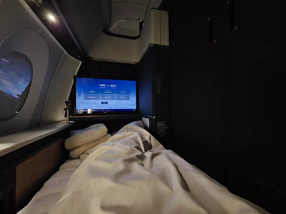 Диван, разгънат на легло