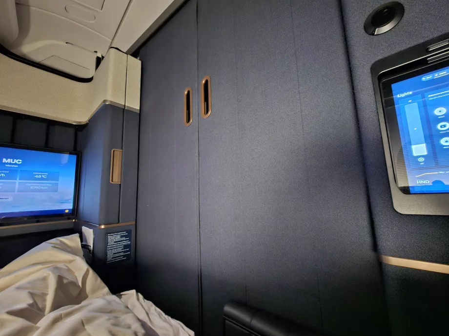 Затворената врата на апартамента ми