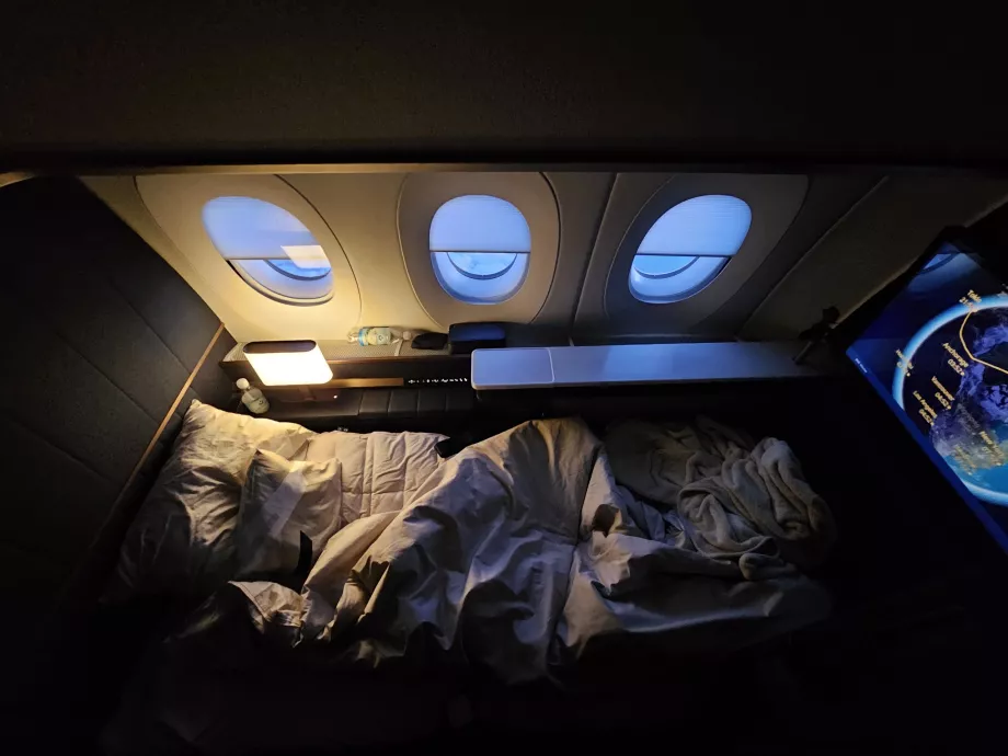 Разтегателен диван върху леглото