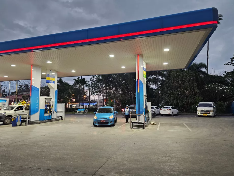 Модерна бензиностанция