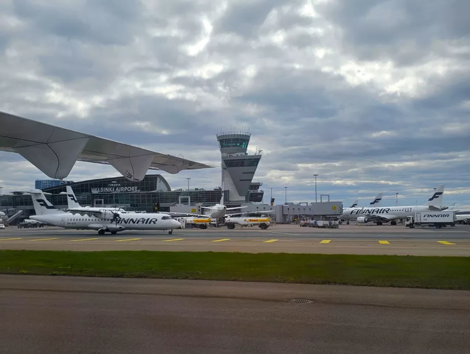 Самолет на Finnair на летище Хелзинки