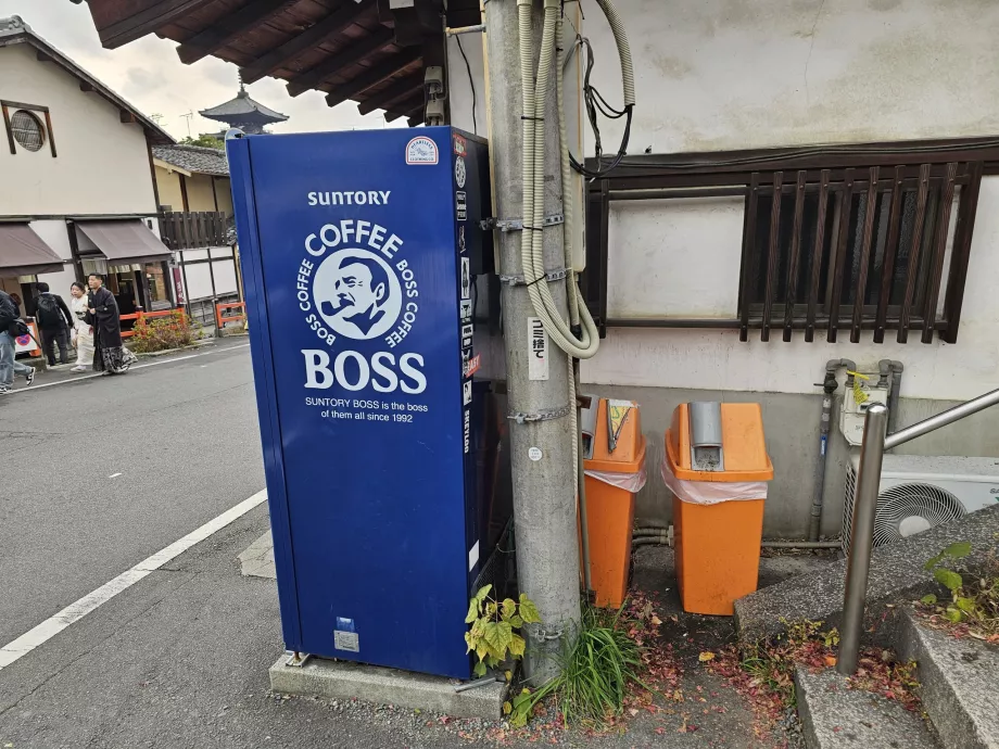 Кошче за пластмасови бутилки при автомата за напитки