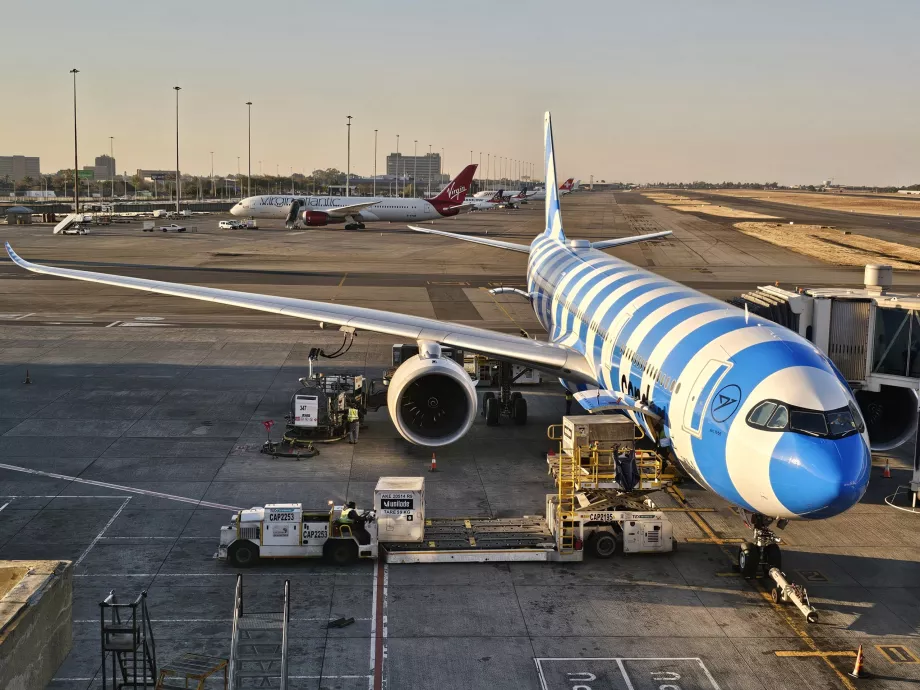 Airbus A330-900 на летище Йоханесбург
