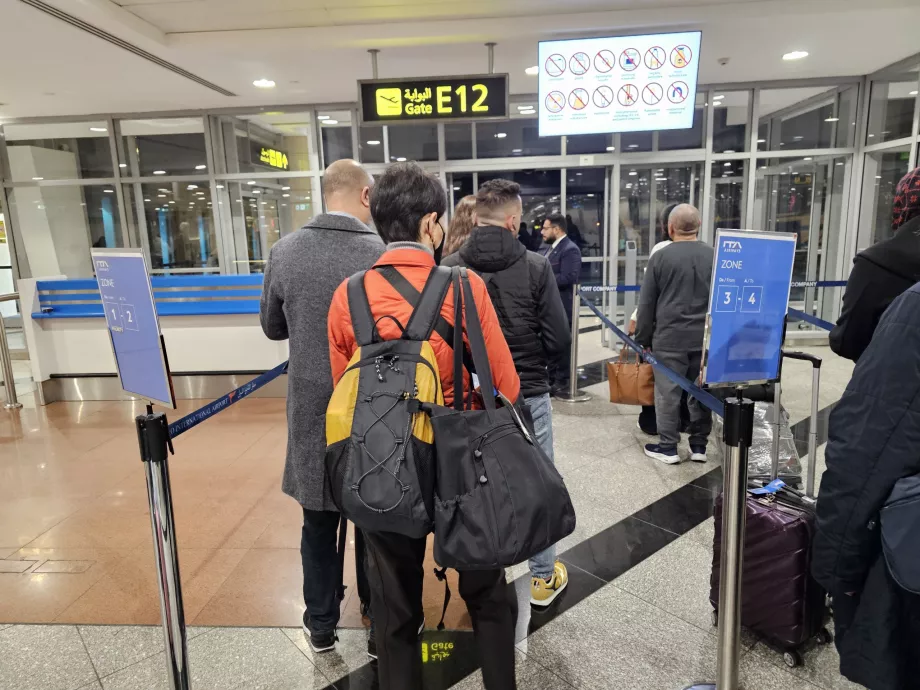 Качване на борда по зони