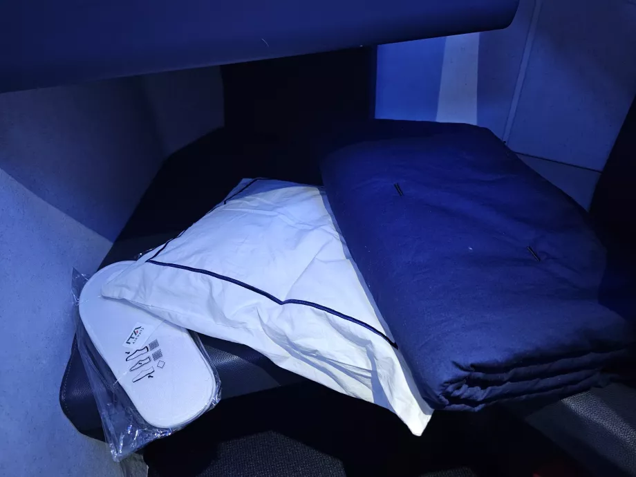 Възглавница, одеяло и чехли