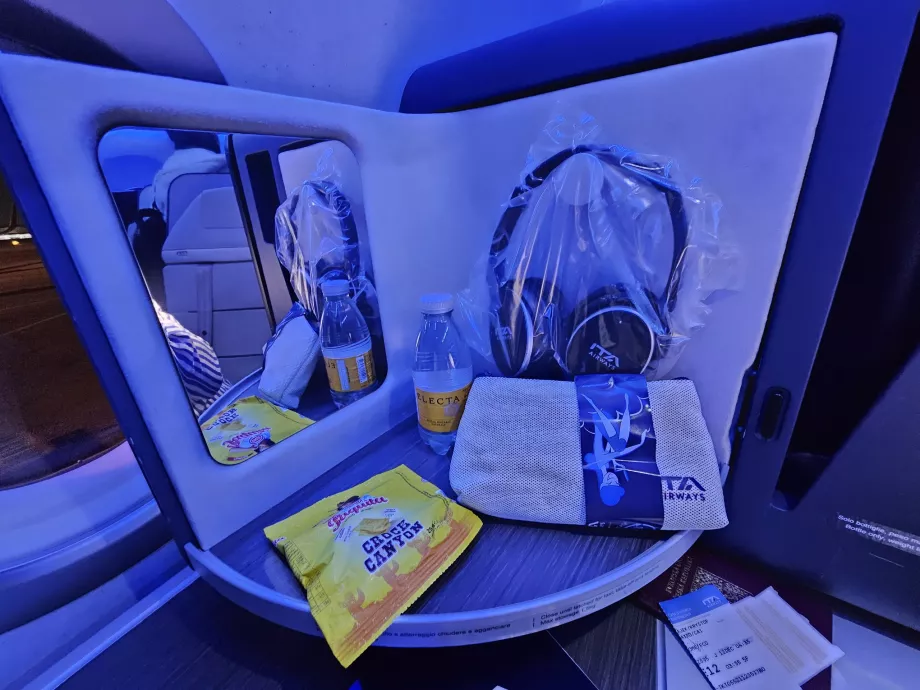 Панел за отваряне с огледало, слушалки, бисквити и вода