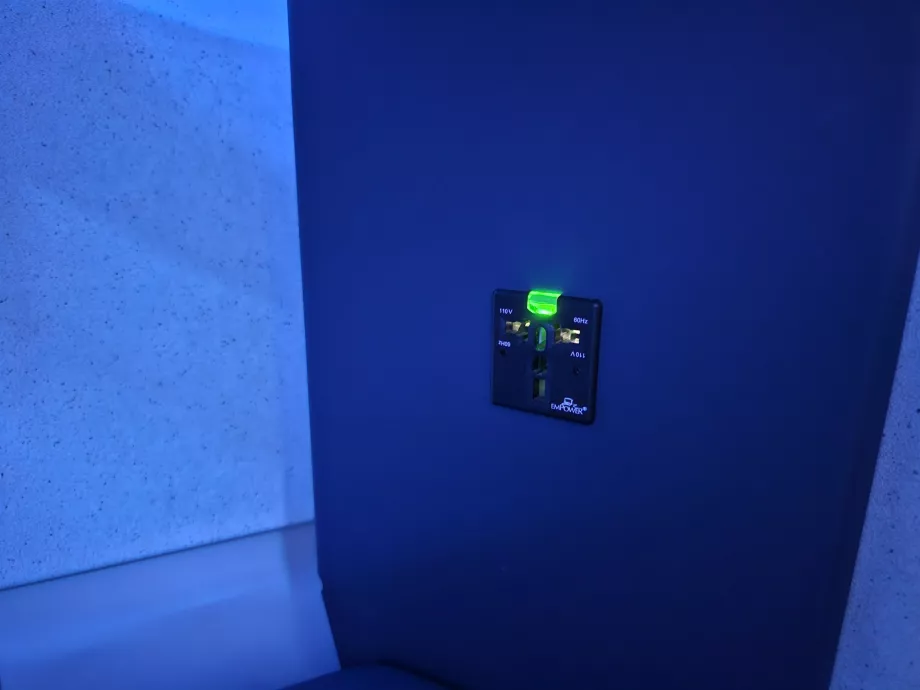 Гнездо за зареждане на електроника