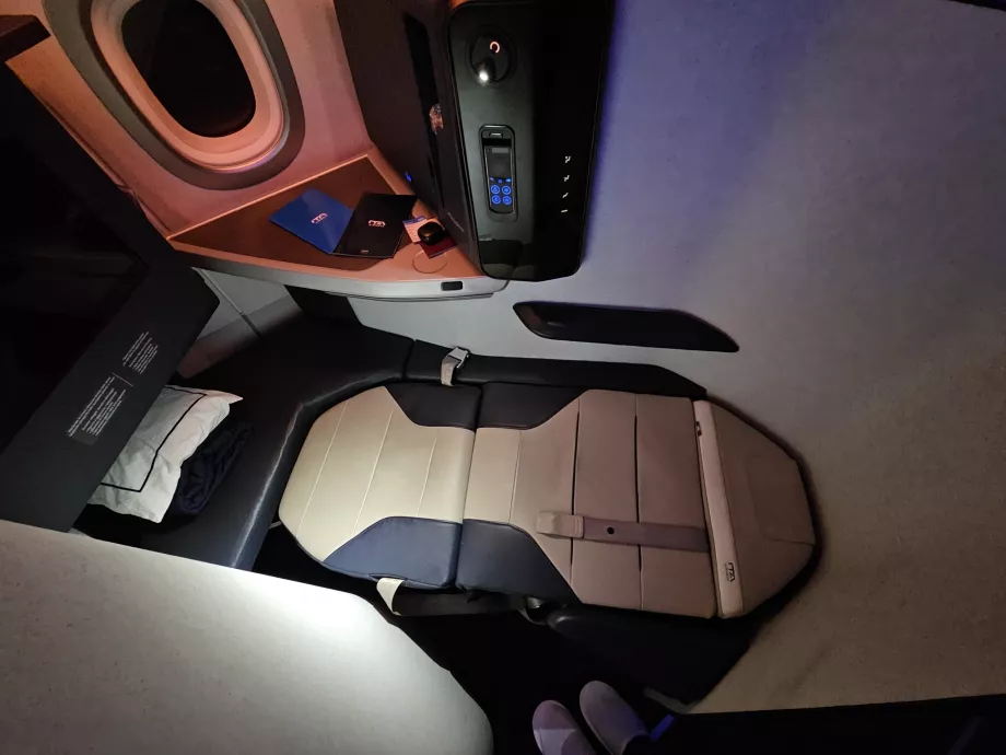 Диван, разгънат на легло