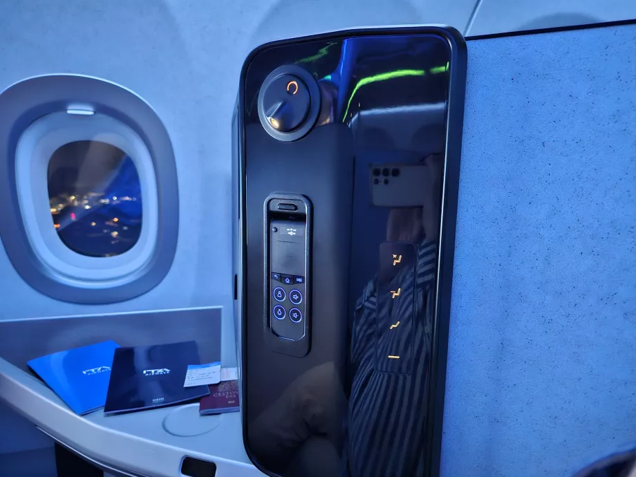 Панел за седалките - управление на седалките, лампи и управление на IFE