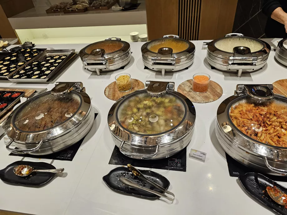 Ahlein Lounge, меню за топла храна