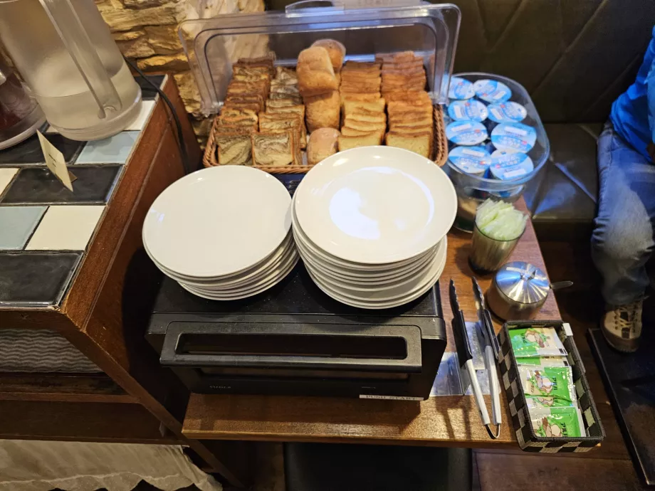 Закуска - сладкиши и кисело мляко