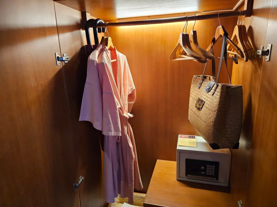 халати за баня и сейф