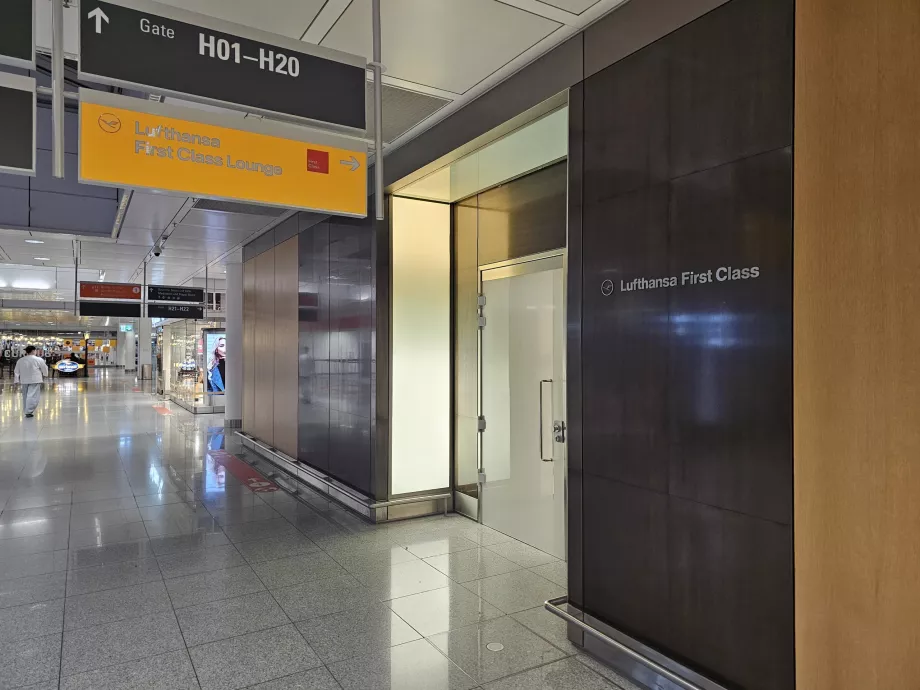 Салон за първа класа (главен терминал)