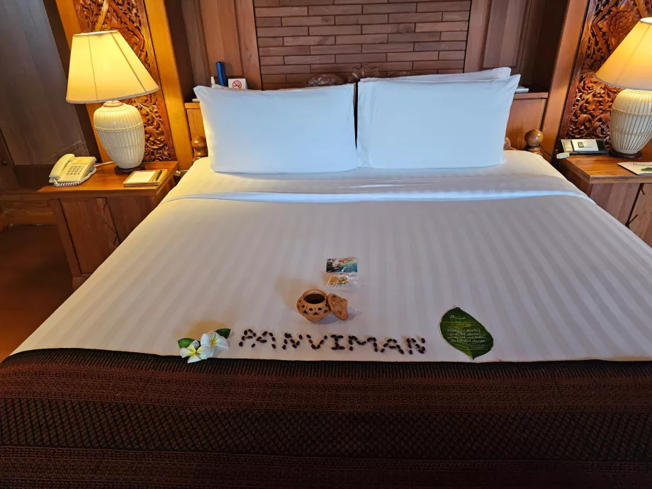 Леглото в стаята ни