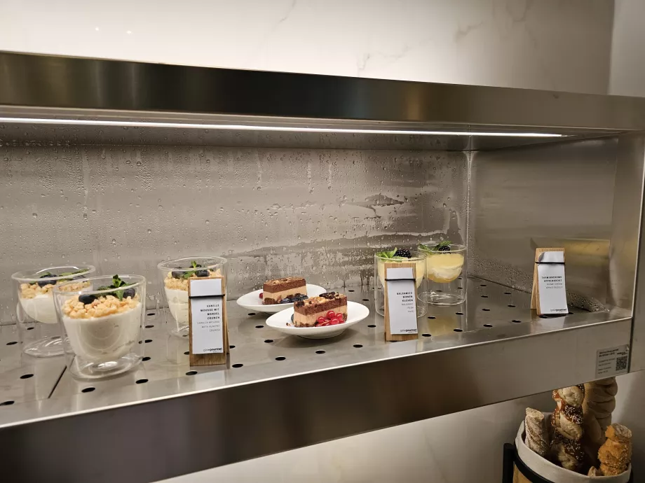 Салон за първа класа (главен терминал) - сладкиши и десерти