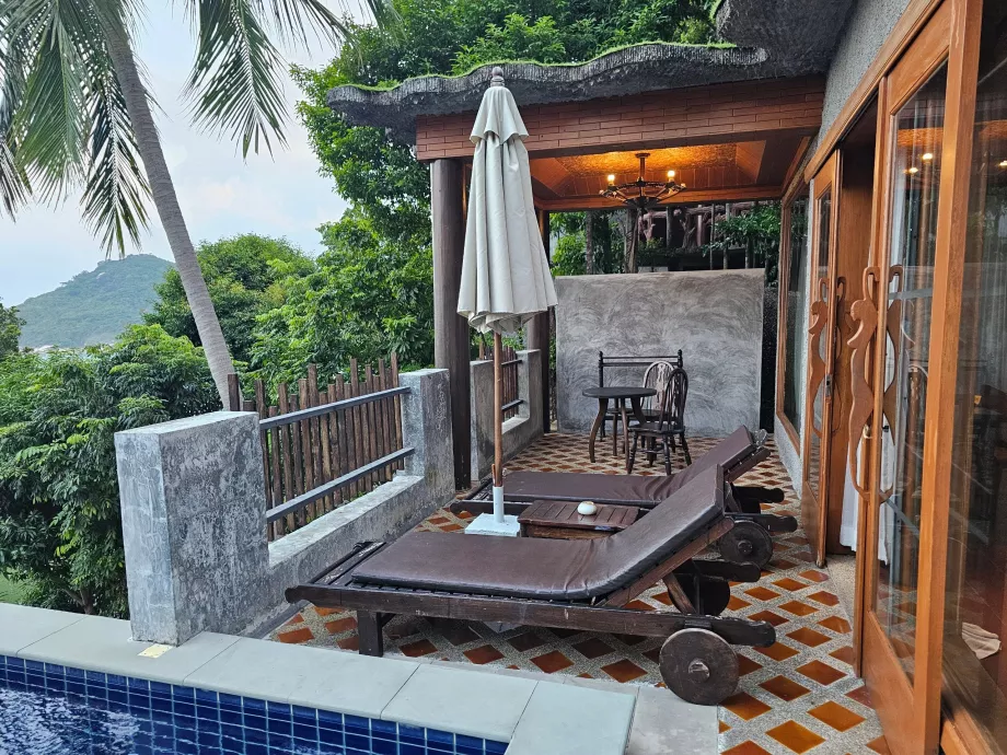 Тераса с шезлонги