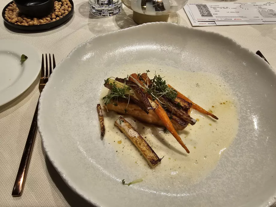 Салон за първа класа (главен терминал) - основно ястие по меню