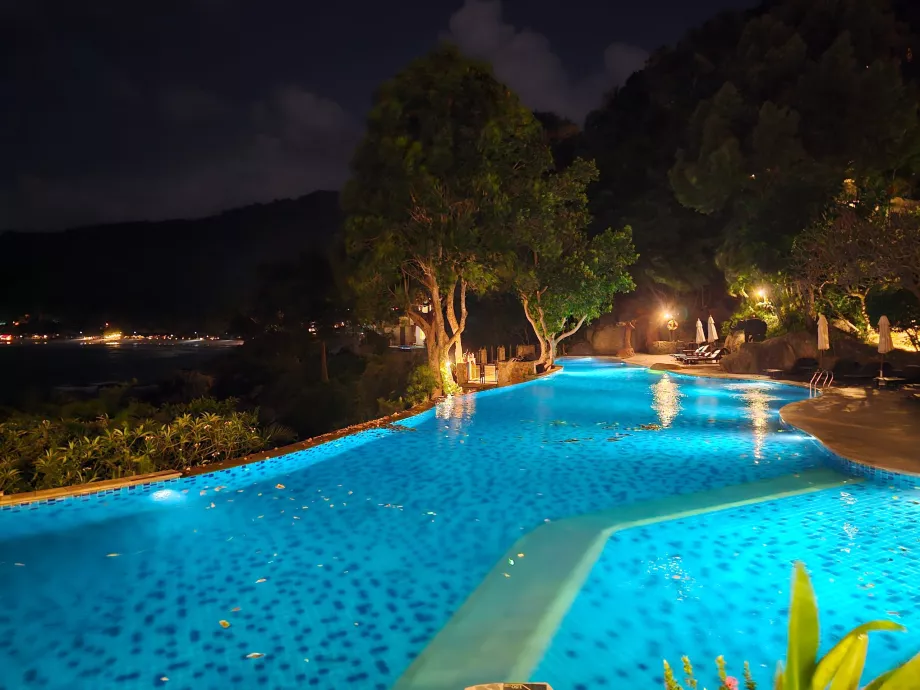 Голям хотелски плувен басейн