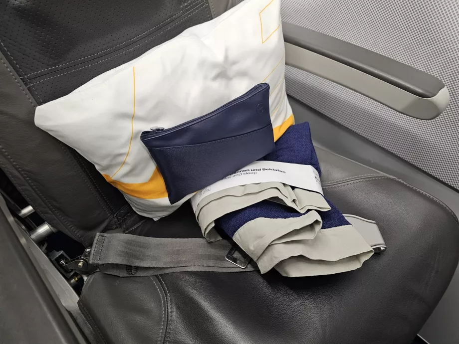 Възглавница, комплект удобства, одеяло