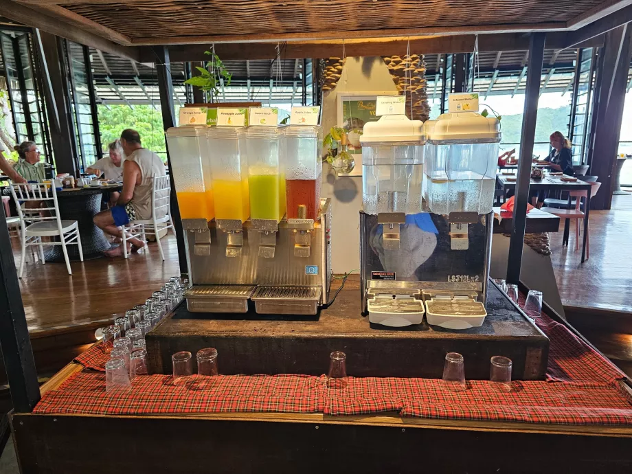 Закуска: вода и плодови сокове