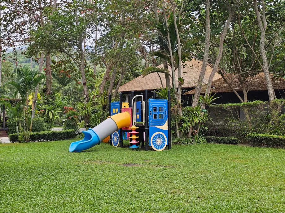 Малка детска площадка за деца