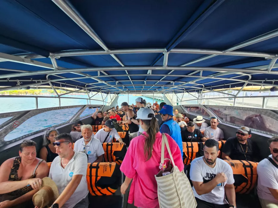 Вътре в моторната лодка Кох Пханган - Кох Самуи