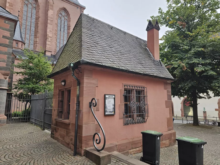 Билетна каса на входа на кулата