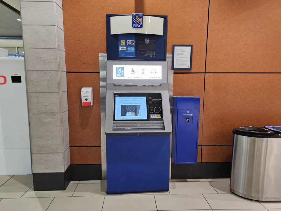 Банкомат на RBC в залата за заминаване
