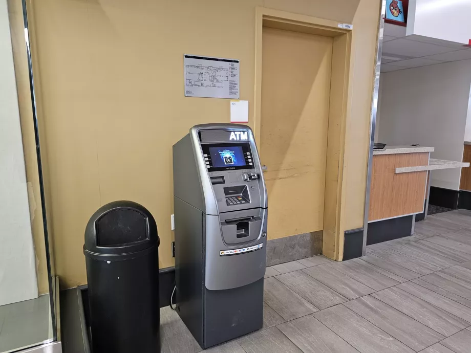 Банкомат в залата за пристигащи