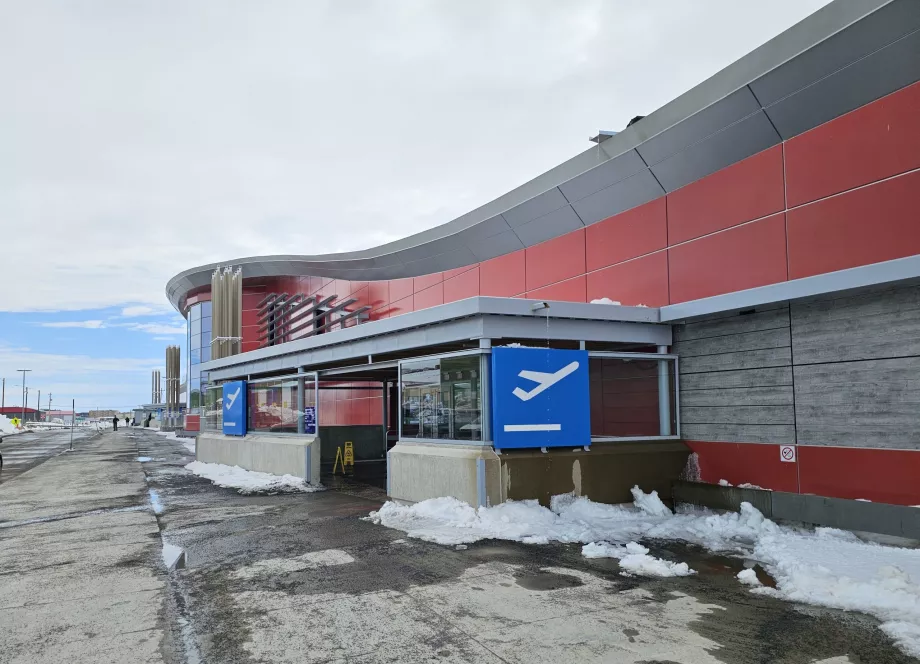 пристигане от летище Iqaluit