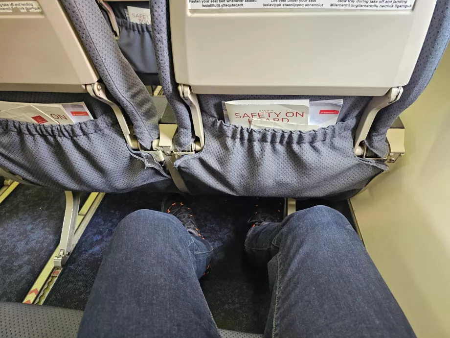 Място за краката в Dash 8-200