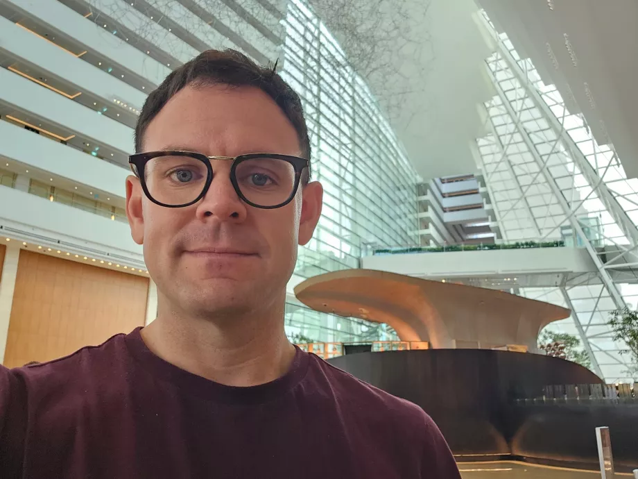 Аз във фоайето на хотел Marina Bay Sands