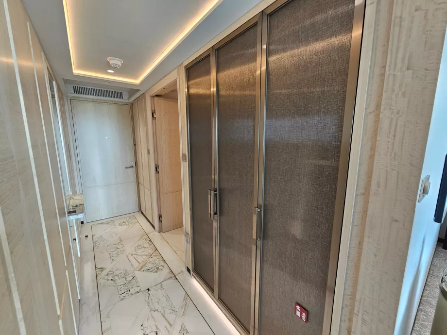 Коридор в стаята и гардероби