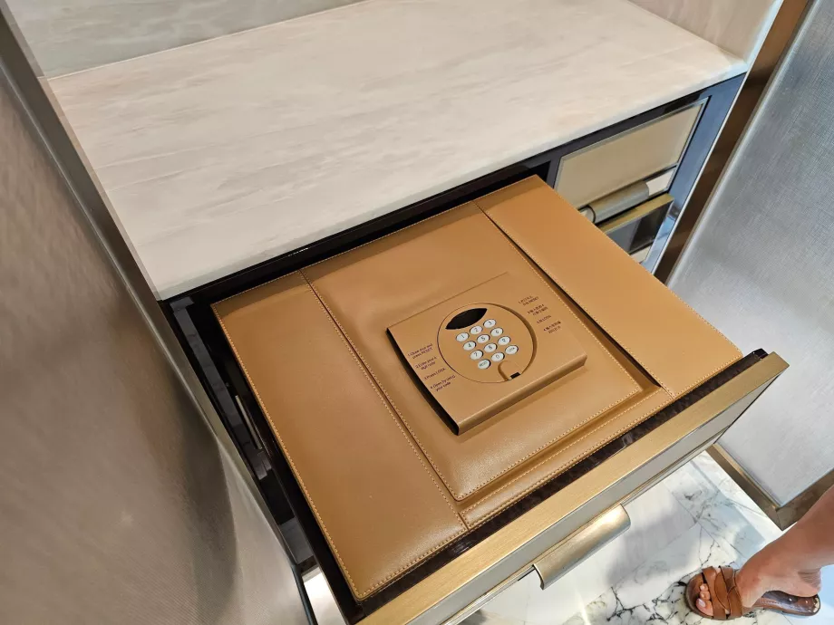 Сейф в стаята