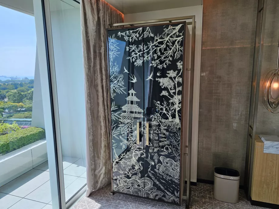 Гардероб с минибар