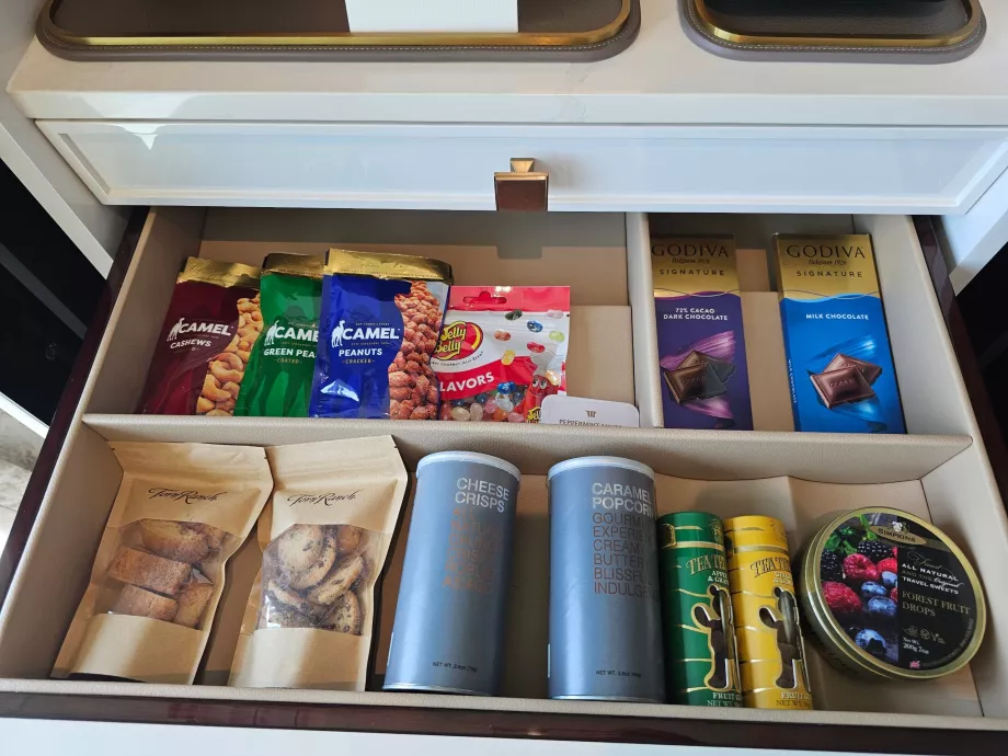 Бисквити, шоколадови бонбони и ядки